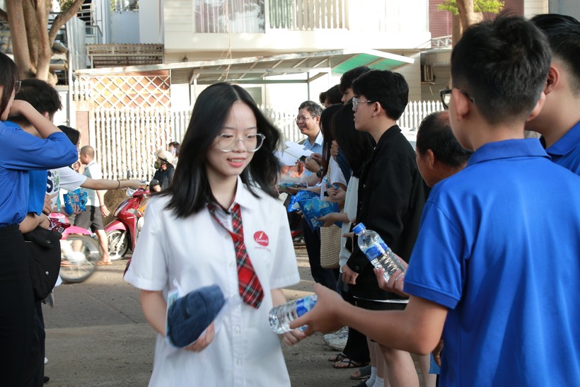 Đội hình tiếp sức mùa thi Trường THCS Phan Chu Trinh phát nước cho thí sinh trước khi vào điểm thi. (Ảnh: TT)