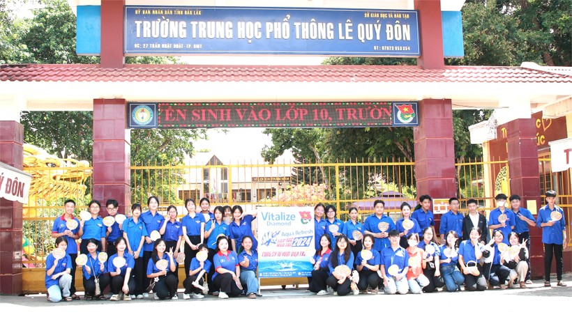 Đội hình tiếp sức mùa thi của Trường THPT Lê Quý Đôn luôn đồng hành với thí sinh trong mùa thi tuyển sinh lớp 10 năm học 2024-2025. (Ảnh: TT)