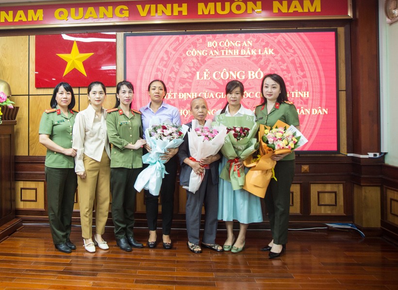 Đại diện 2 gia đình và đồng nghiệp chúc mừng chị Sen và chị Phương. (Ảnh: VT)