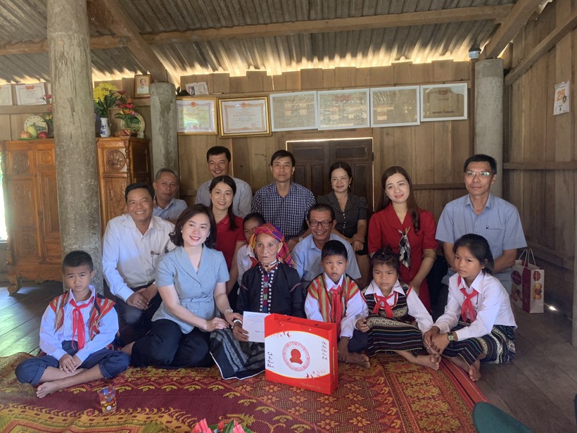 Phòng GD&ĐT huyện Hướng Hóa và các đơn vị, trường học thăm hỏi, động viên gia đình chính sách.