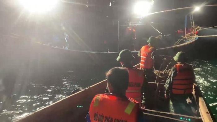 Lực lượng chức năng tiếp cận tàu cá, đưa ngư dân gặp nạn vào bờ cấp cứu. (Ảnh: BĐBP Quảng Bình)