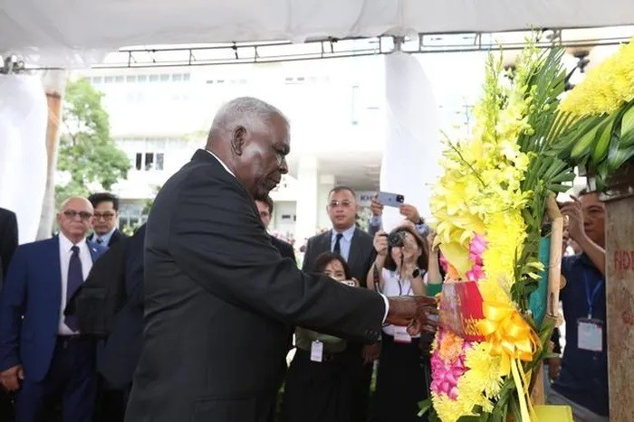 Chủ tịch Quốc hội Cuba đặt vòng hoa trước tượng đài lãnh tụ Fidel Castro.