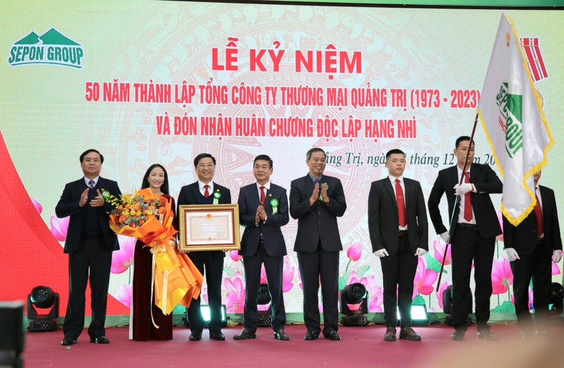 Công ty cổ phần Tổng Công ty Thương mại Quảng Trị đón nhận đón nhận Huân chương Độc lập hạng Nhì.