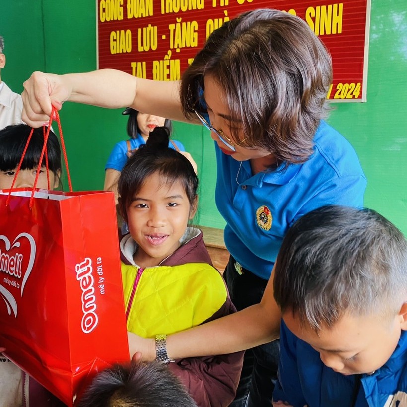 Giáo viên Trường Tiểu học số 1 Đồng Lê tặng quà đến các em học sinh bản Cà Xen.