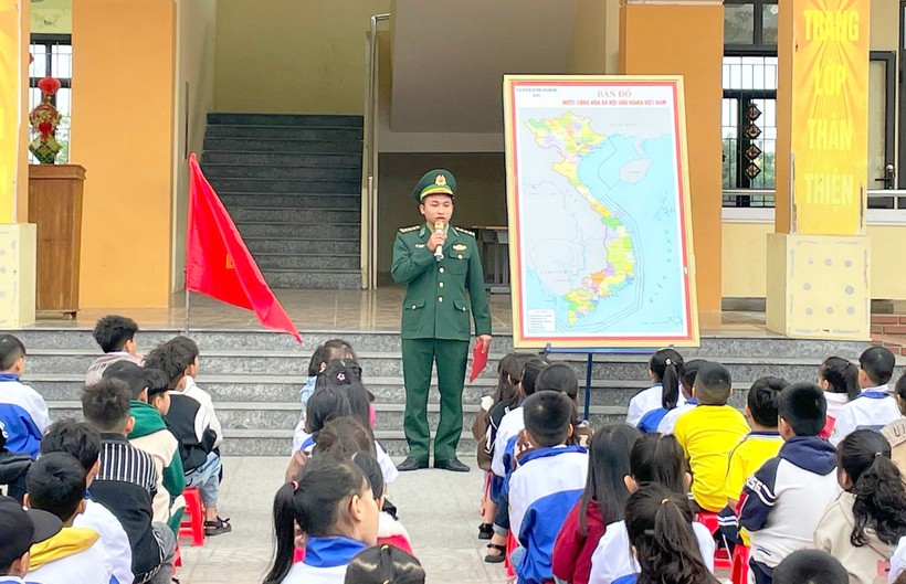 Cán bộ Đoàn viên Hải Đội 2 tuyên truyền Luật Biên phòng, Luật Biển Việt Nam tại Trường Tiểu học số 2 Thanh Trạch.