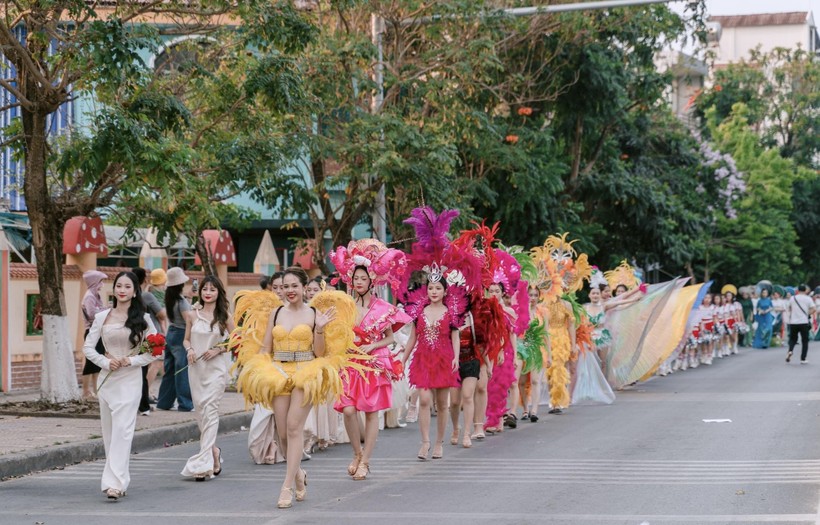 Lễ hội đường phố tại Quảng Bình thu hút hàng nghìn người dân tham gia.