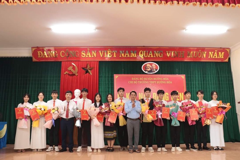 Ông Hồ Văn Vinh, Phó Bí thư Thường trực Huyện ủy, Chủ tịch HĐND huyện Hướng Hóa trao quyết định và chúc mừng các đảng viên mới.
