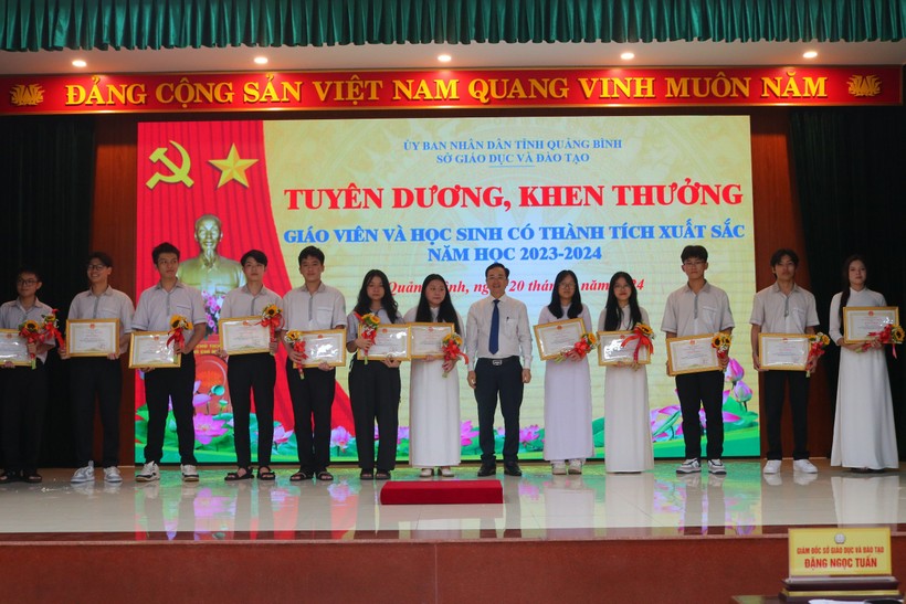 Giám đốc Sở GD&ĐT Quảng Bình trao tặng hoa và giấy khen cho học sinh có thành tích cao trong kỳ thi chọn học sinh giỏi quốc gia THPT.