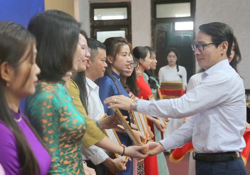 Ông Mai Huy Phương, Phó Giám đốc Sở GD&ĐT trao chứng nhận cho các giáo viên đạt giải.