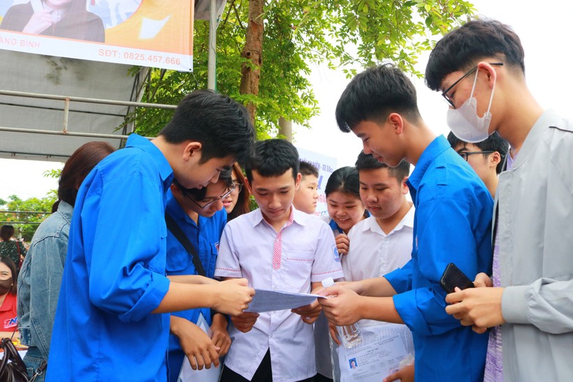 Thí sinh tham dự kì thi tuyển sinh lớp 10 năm học 2024 - 2025 tại Quảng Bình.