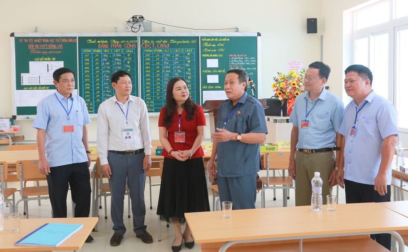 Ban chỉ đạo Kỳ thi tốt nghiệp THPT năm 2023 tỉnh Quảng Trị trao đổi nhanh với Hội đồng thi về công tác tổ chức Kỳ thi.