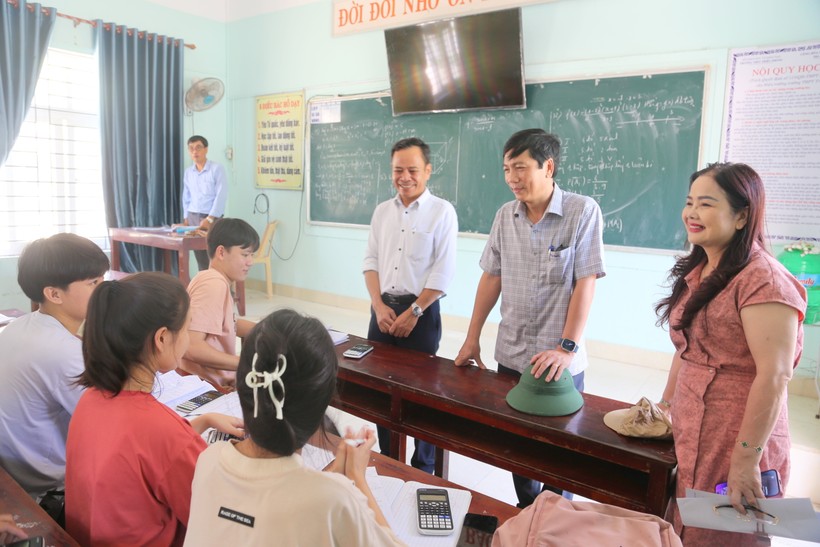 Ông Hoàng Nam và TS Lê Thị Hương động viên các học sinh tham gia ôn tập.