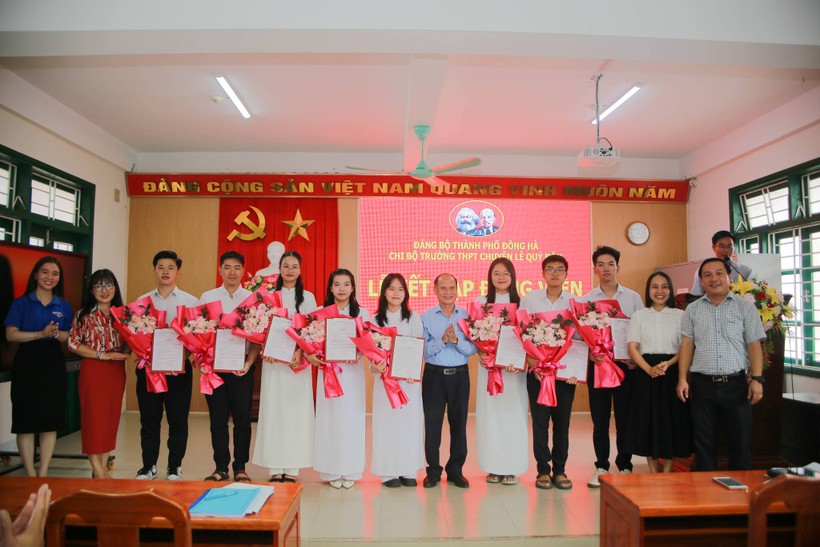 Thầy giáo Nguyễn Hoài Nam - Bí thư Chi bộ, Hiệu trưởng nhà trường trao quyết định kết nạp đảng viên mới cho 8 học sinh.