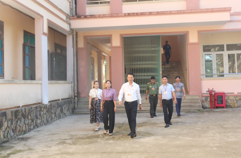 Ông Võ Văn Minh, Phó Giám đốc Sở GD&ĐT và các thành viên Ban chỉ đạo kiểm tra các điểm thi tại thị xã Quảng Trị và huyện Hải Lăng.
