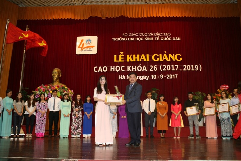 GS.TS Trần Thọ Đạt, hiệu trưởng Trường ĐH KTQD trao thưởng cho học viên đạt thành tích cao trong kì thi tuyển cao học K26