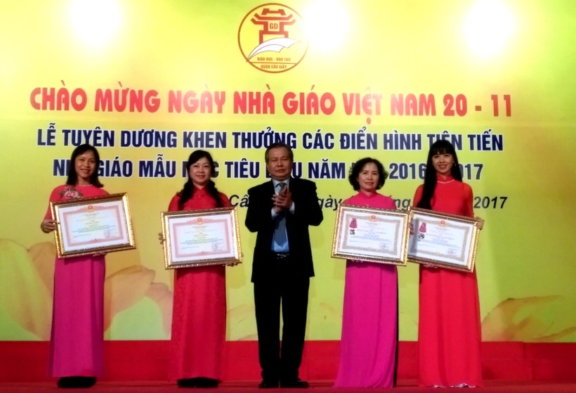 Phó Giám đốc Sở GD&ĐT Hà Nội Lê Ngọc Quang trao quyết định khen thưởng cho các tập thể và cá nhân có thành tích xuất sắc