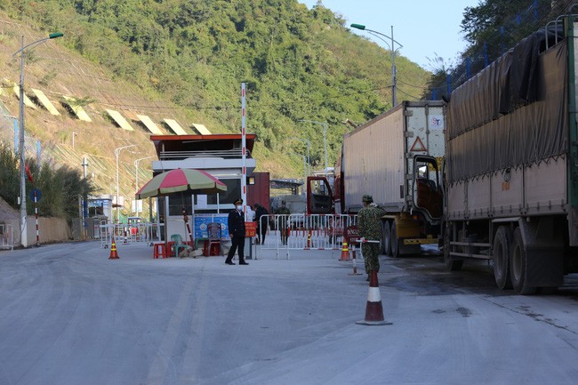 Toàn tỉnh Lạng Sơn hiện còn tồn đọng khoảng hơn 4.300 xe hàng chờ thông quan. Ảnh: VOV