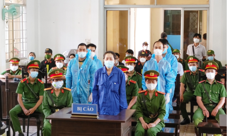 Nguyễn Thị Kim Hạnh (tức Mười Tường) cùng 4 đàn em tại phiên toà xét xử.