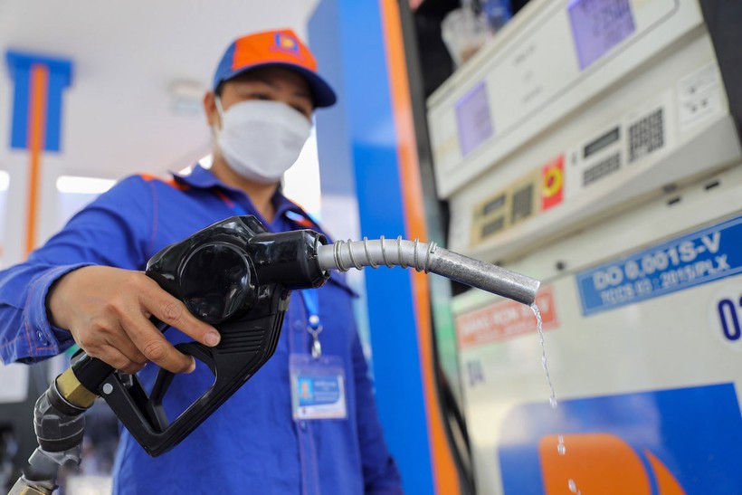 Phó Thủ tướng Lê Văn Thành yêu cầu bảo đảm cân đối cung cầu mặt hàng xăng dầu đáp ứng nhu cầu trong nước . Ảnh minh họa.