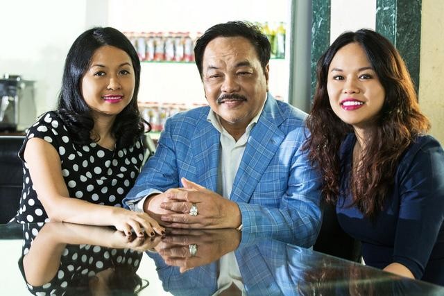 Ông Trần Quí Thanh cùng 2 người con gái.