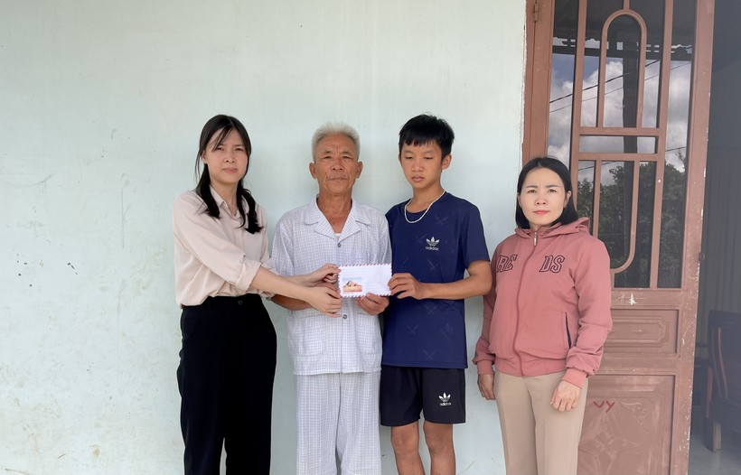 Đại diện Báo GD&TĐ trao tiền hỗ trợ của bạn đọc cho gia đình 3 cháu bé mồ côi ở Gia Lai.