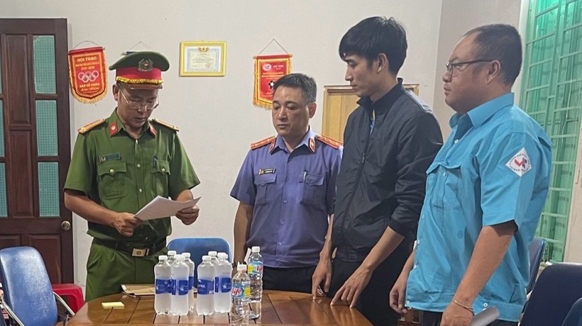 Cơ quan Công an đọc lệnh bắt Vũ Văn Tiên - Phó Giám đốc Trung tâm đăng kiểm 81 – 03D.