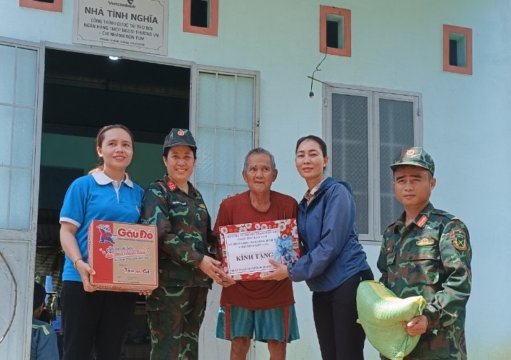Hội phụ nữ, Phòng tham mưu - Bộ Chỉ huy Quân sự tỉnh Kon Tum tặng quà cho gia đình ông Ksoen.
