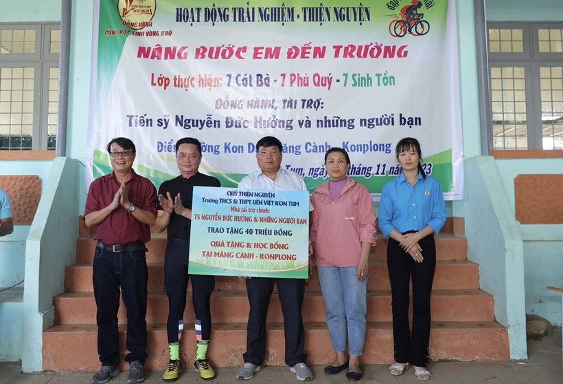 Những suất học bổng được trao cho học sinh ở xã Măng Cành (huyện Kon Plông, Kon Tum)
