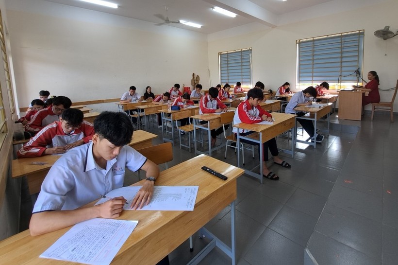 Học sinh lớp 12 Trường THCS và THPT Liên Việt Kon Tum tham gia thi thử.