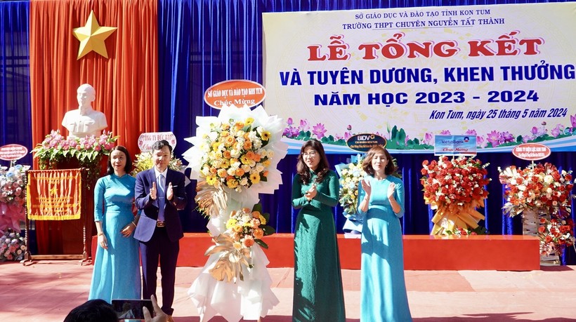 Lãnh đạo Sở GD&ĐT tặng hoa và chúc mừng những kết quả mà thầy và trò của Trường THPT chuyên Nguyễn Tất Thành đạt được trong năm học 2023-2024.