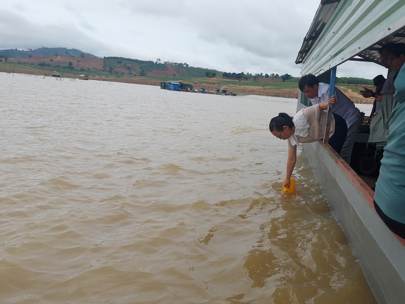 Chi cục Thú y, Sở Nông nghiệp và Phát triển nông thôn tỉnh Kon Tum lấy mẫu nước kiểm tra, xác định nguyên nhân cá chết hàng loạt.