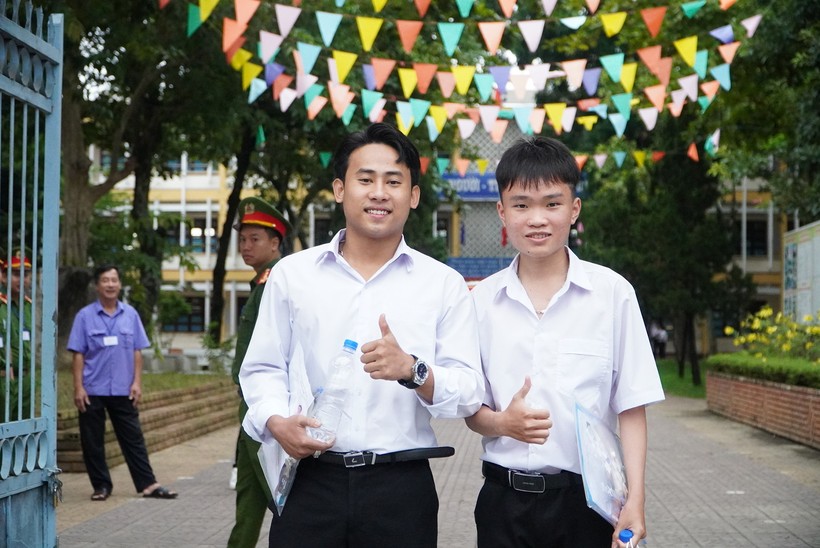 Đôi bạn thân Lâm Gia Bảo và Vũ Việt Anh tự tin bước vào kỳ thi.