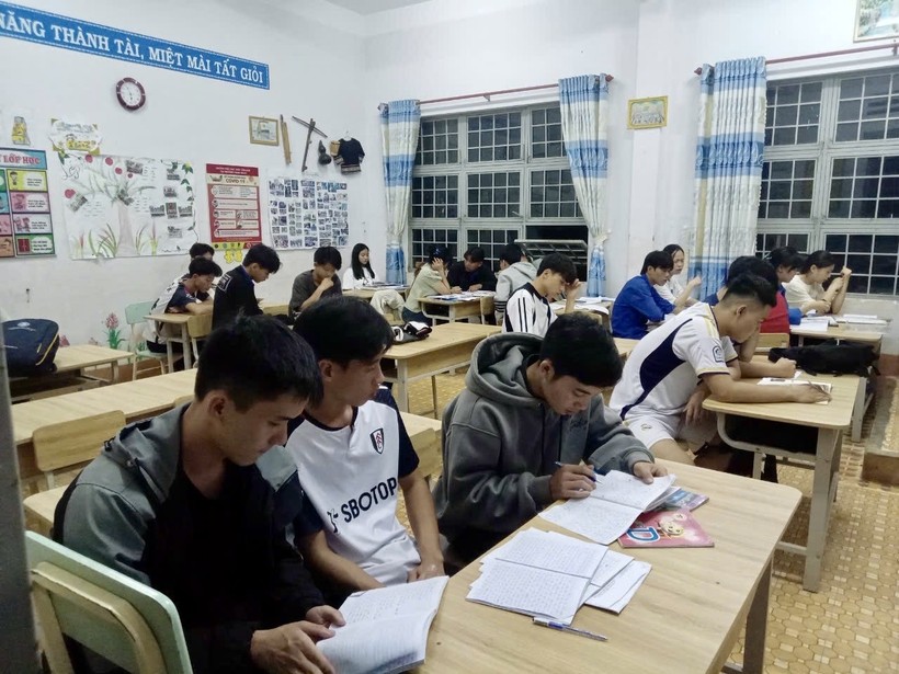 Tối trước khi bước vào môn thi đầu tiên học sinh Trường THCS - THPT Kpă Klơng (huyện Mang Yang, Gia Lai) vẫn ôn tập.
