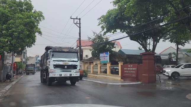 Đoàn xe ngang nhiên chạy qua UBND phường Hà Phong, TP Hạ Long.