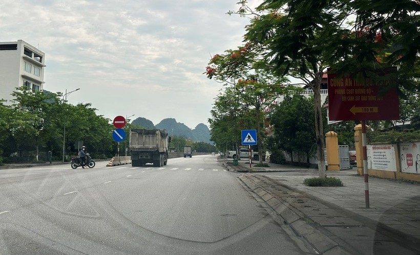 Đoàn xe chạy trên quốc lộ 18A đi qua trước cửa Đội CSGT số 2, Công an tỉnh Quảng Ninh.
