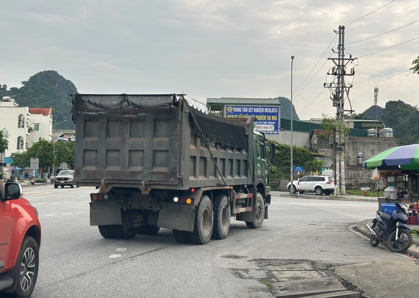 Đoàn xe rẽ từ quốc lộ 18A vào đường bao biển Hạ Long - Cẩm Phả.
