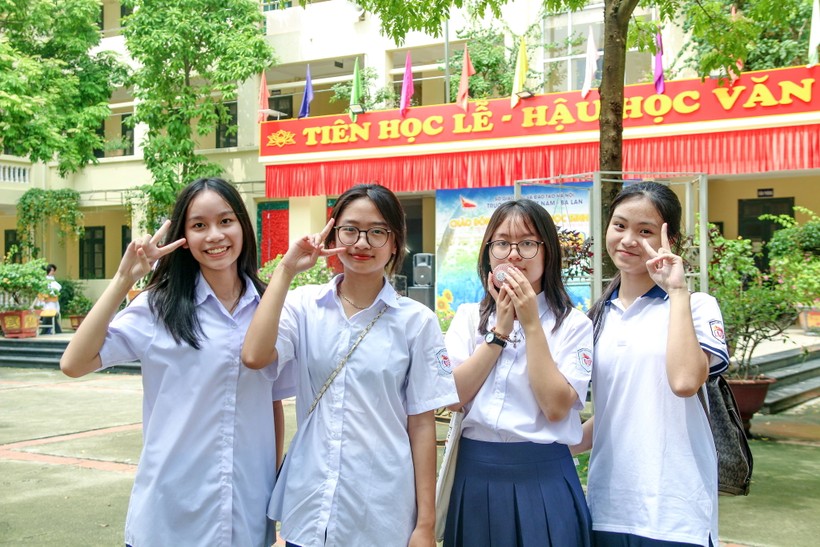 Học sinh Trường THPT Việt Nam - Ba Lan hân hoan trong ngày tựu trường.
