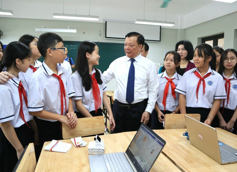 Bí thư Thành ủy Hà Nội Đinh Tiến Dũng động viên, chia sẻ với học sinh Trường THCS Ngô Quyền, huyện Đông Anh trước giờ khai giảng năm học mới.