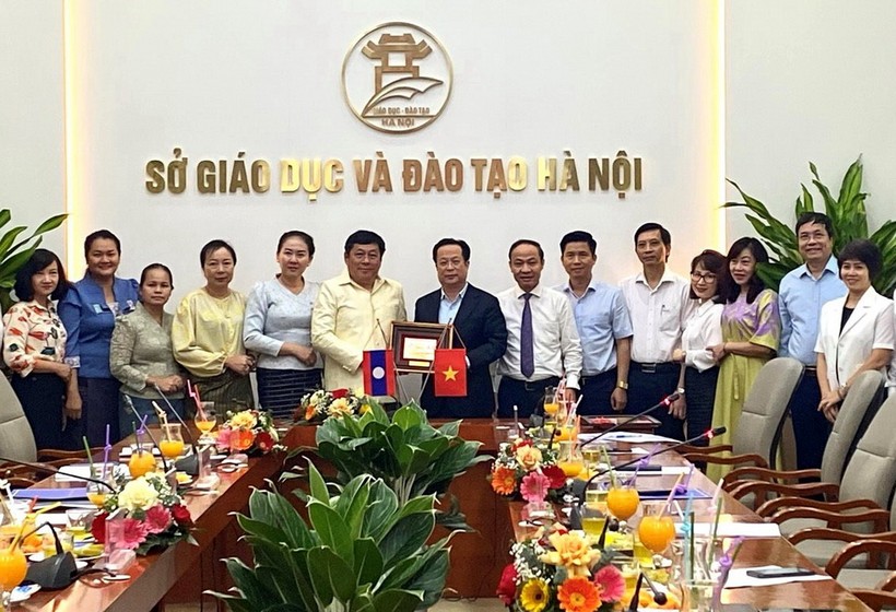 Lãnh đạo Sở GD&ĐT Hà Nội tặng quà Sở Giáo dục và Thể thao thành phố Viêng Chăn.