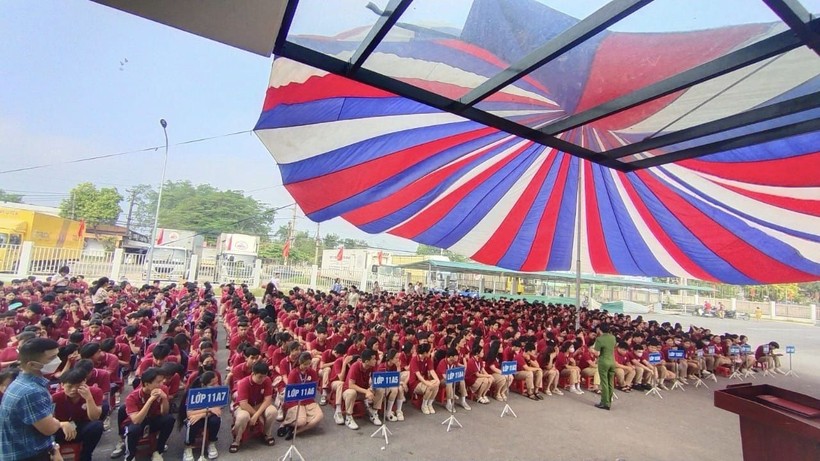 Học sinh Trường THPT Lạc Long Quân trong giờ sinh hoạt ngoại khóa.