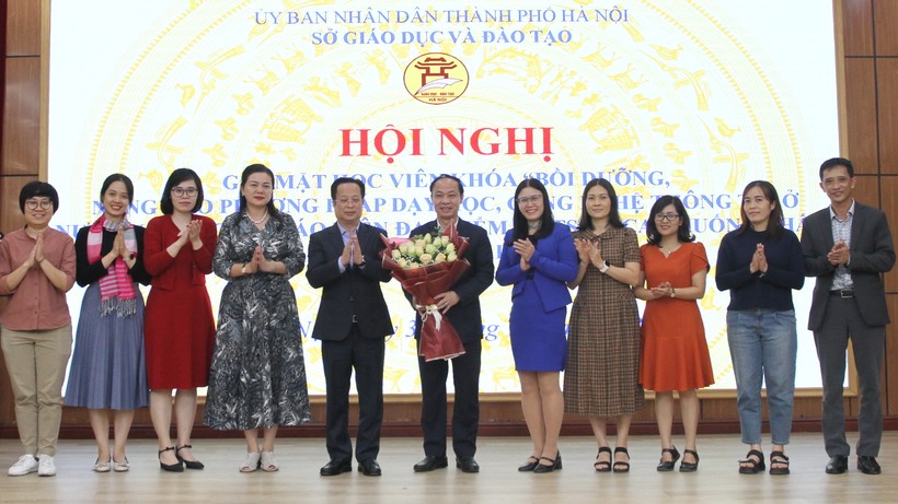 Lãnh đạo Sở GD&ĐT Hà Nội tặng hoa chúc mừng đoàn giáo viên chuẩn bị tham gia khóa học.
