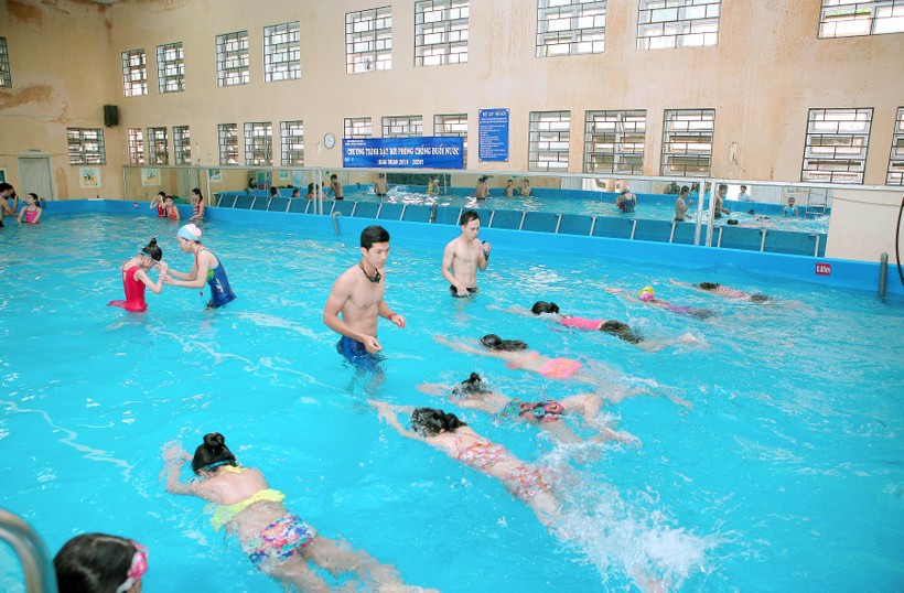 Một giờ học bơi của học sinh Hà Nội.