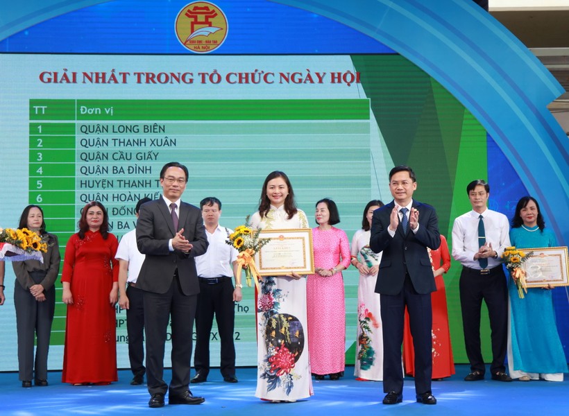 Thứ trưởng Bộ GD&ĐT Hoàng Minh Sơn và Phó Chủ tịch UBND TP Hà Nội Hà Minh Hải trao giải Nhất tại ngày hội cho Phòng GD&ĐT quận Hoàn Kiếm.