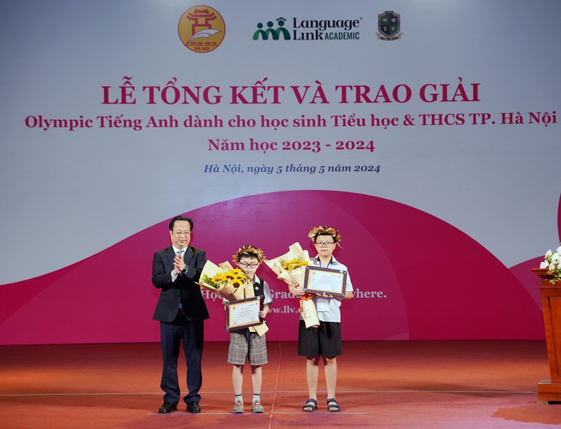 Giám đốc Sở GD&ĐT Hà Nội Trần Thế Cương trao giải Đặc biệt cho các thí sinh.