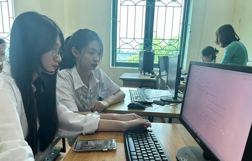 Học sinh Trường THPT Tiền Phong (huyện Mê Linh, Hà Nội) đăng ký dự thi tốt nghiệp trung học phổ thông năm 2024.