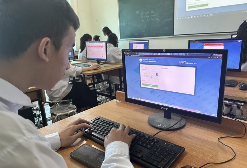 Học sinh Hà Nội đăng ký dự thi tốt nghiệp THPT năm 2024