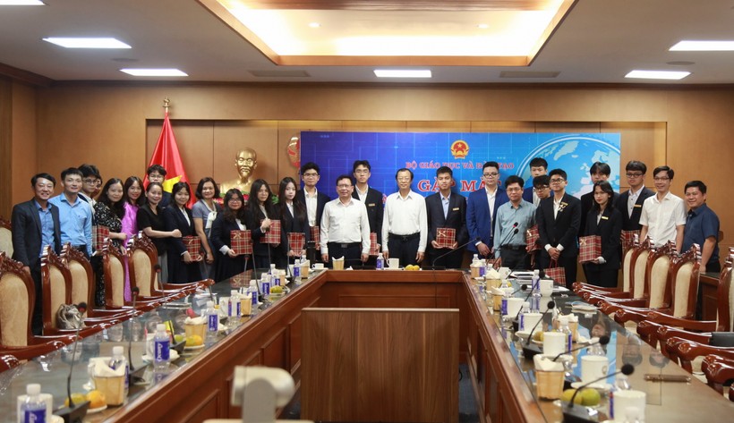 Thứ trưởng Phạm Ngọc Thưởng gặp mặt đoàn cán bộ, học sinh tham gia kỳ thi khoa học kỹ thuật quốc tế (ISEF) năm 2024.
