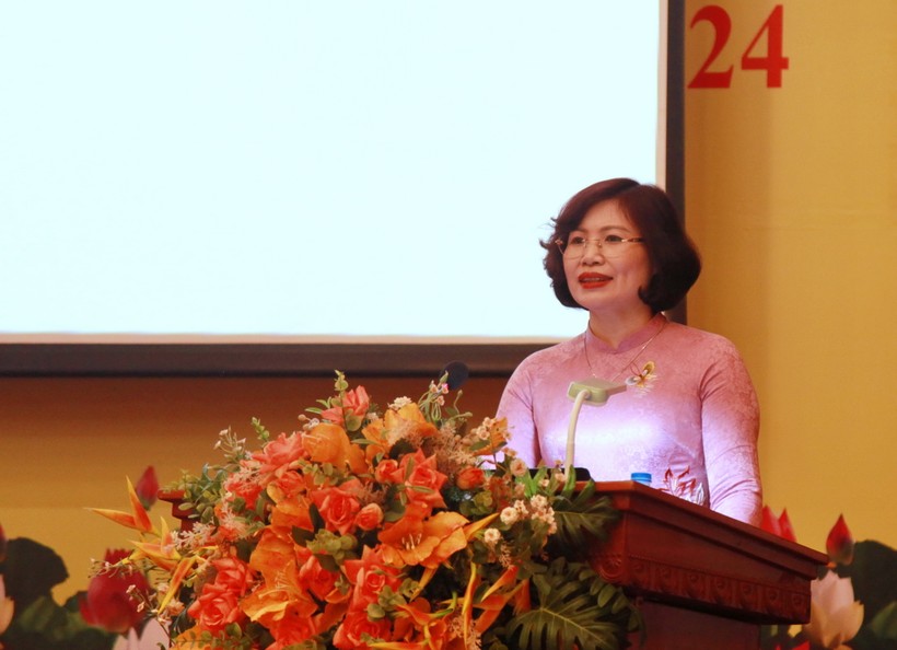 Bà Đặng Hoàng Anh -Phó Chủ tịch Công đoàn Giáo dục Việt Nam - phát biểu khai mạc hội nghị.