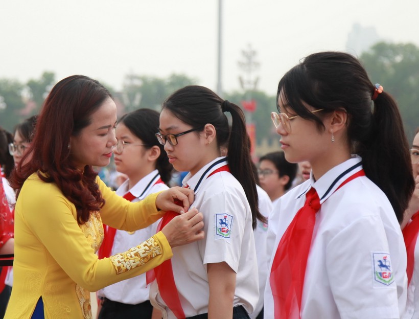 Phó Giám đốc Sở GD&amp;ĐT Hà Nội Vương Hương Giang trao huy hiệu Bác Hồ cho các em học sinh tiêu biểu