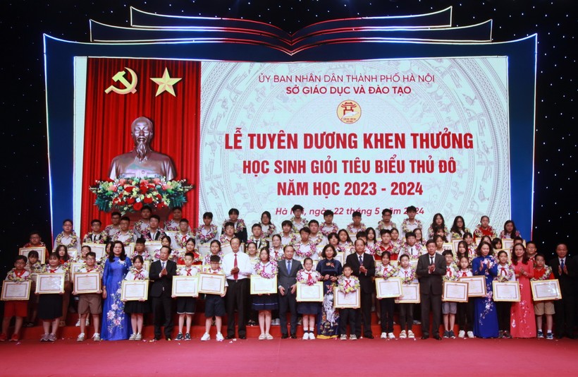 Lãnh đạo Bộ GD&ĐT, lãnh đạo thành phố Hà Nội chúc mừng các học sinh.